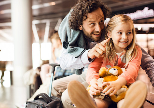 Vater und Tochter am Flughafen // Father and daughter at the airport